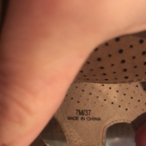 NWT TAN/TAUPE/LIGHT BROWN Louise et Cie Leather shootie/mule. Size 7M - Picture 4 of 6